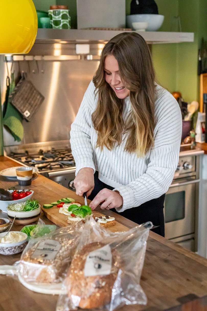 Erika Edvardsson lager avokadotoast på kjøkkenet med Bakerens Utvalgte brød.jpg