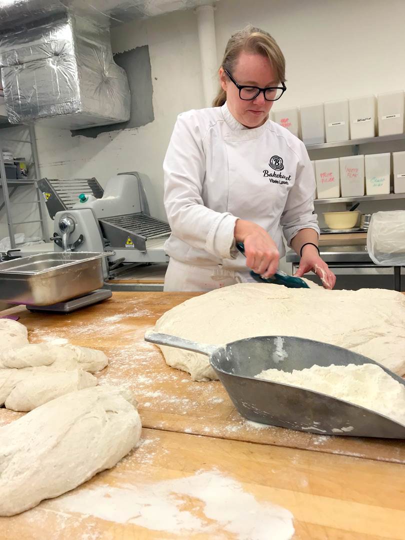 Kjærlighet for fag: Konditorfaget ligger fortsatt hjertet nærmest, men kjærlighet for bakerfaget har gradvis kommet mer og mer snikende. - Det er utrolig fascinerende å se hva du kan skape ut av mel og vann, sier Vibeke.