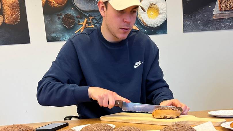 Genuint glad i boller: Oskar Westerlin på et av mange besøk hos Bakehuset i utviklingen av Oskar-bollen.