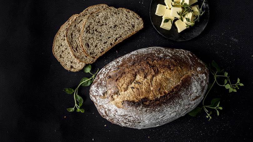 Grovbrod_med_spiret_rug_Bakerens_Utvalgte.jpg