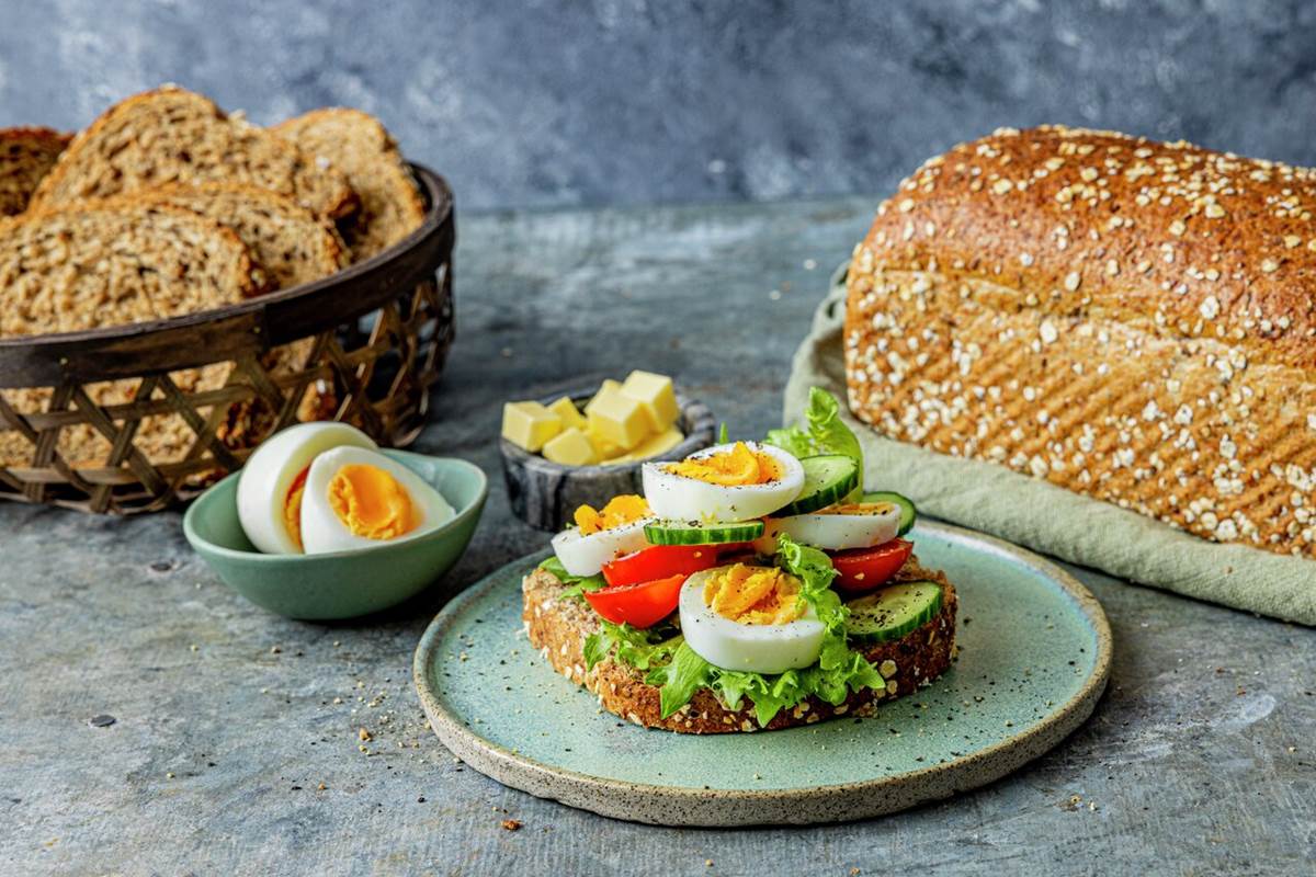 Fullkornsbrød med egg, tomat og agurk Bakehuset