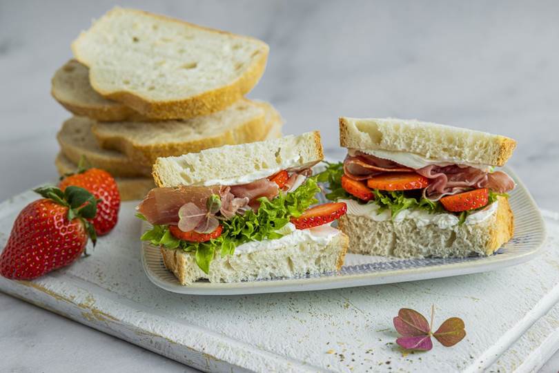 Sandwich med skinke og jordbær.jpg