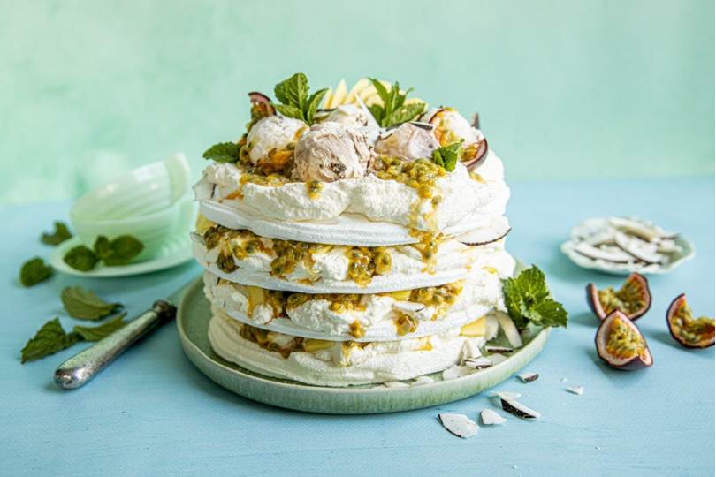 3.Tropisk pavlovatårn med krem, mango og pasjonsfrukt pina colada2.jpg