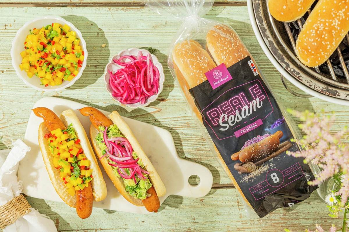 Baconpølse i sesambrød med mango og avokado | Bakehuset