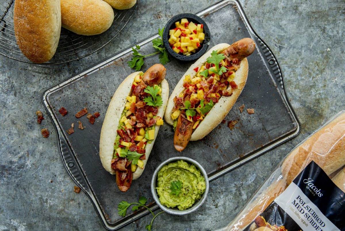 Pølse i brød med bacon og mango | Bakehuset